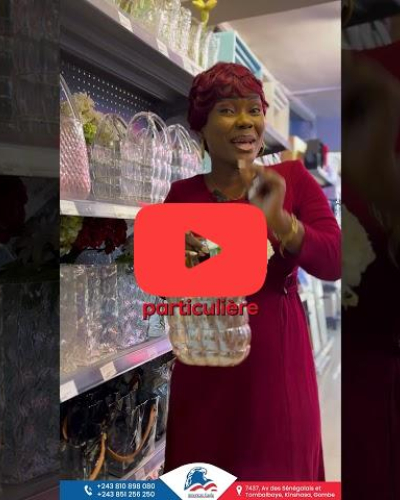 Ce vase en forme de sac à main apporte une touche unique et raffinée.